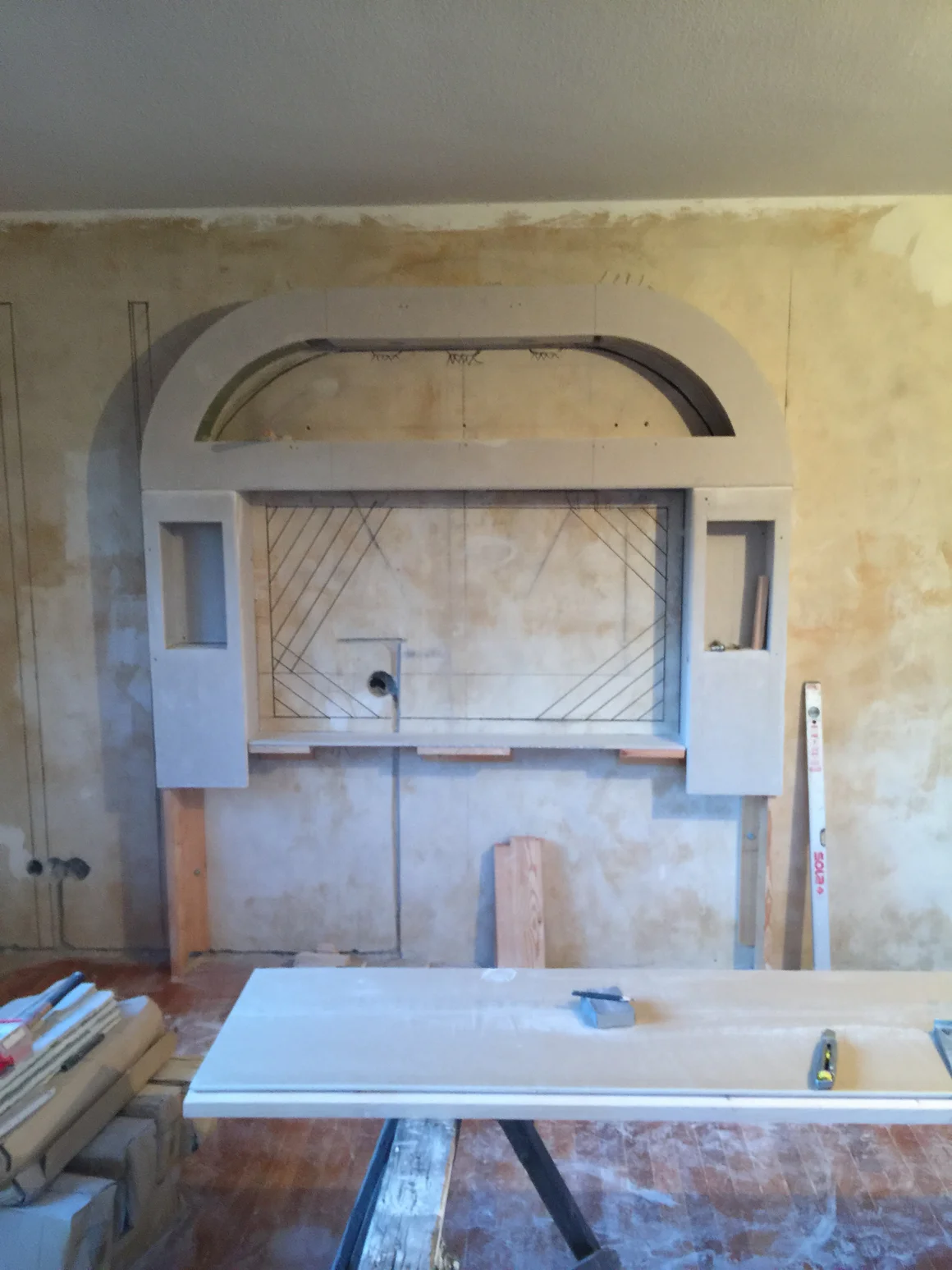 Rohbau eines Kamins mit Wasserwaage