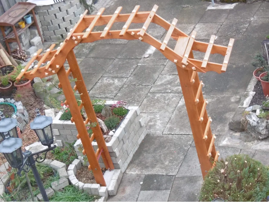 DIY Idee: Geschwungener Rosenbogen aus Holz zum Selberbauen