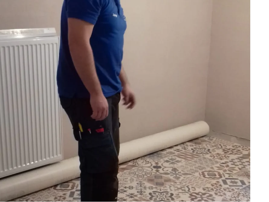 Person verlegt Vinylboden