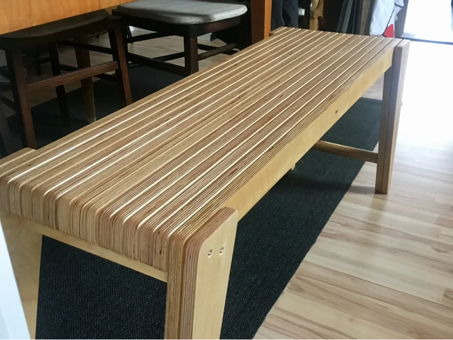 Holzbank mit Lamellenmuster