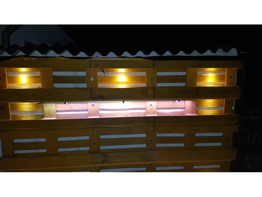 Beleuchtete Holzkonstruktion bei Nacht