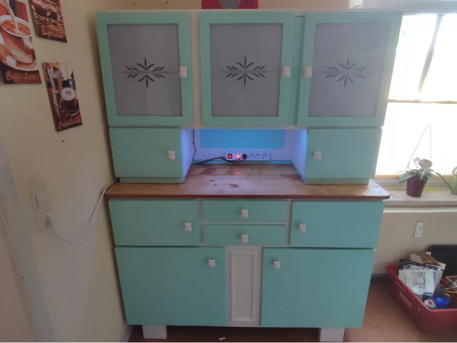 Mintgrüner Küchenschrank mit Glasvitrine