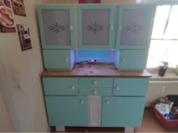 Mintgrüner Küchenschrank mit Glasvitrine