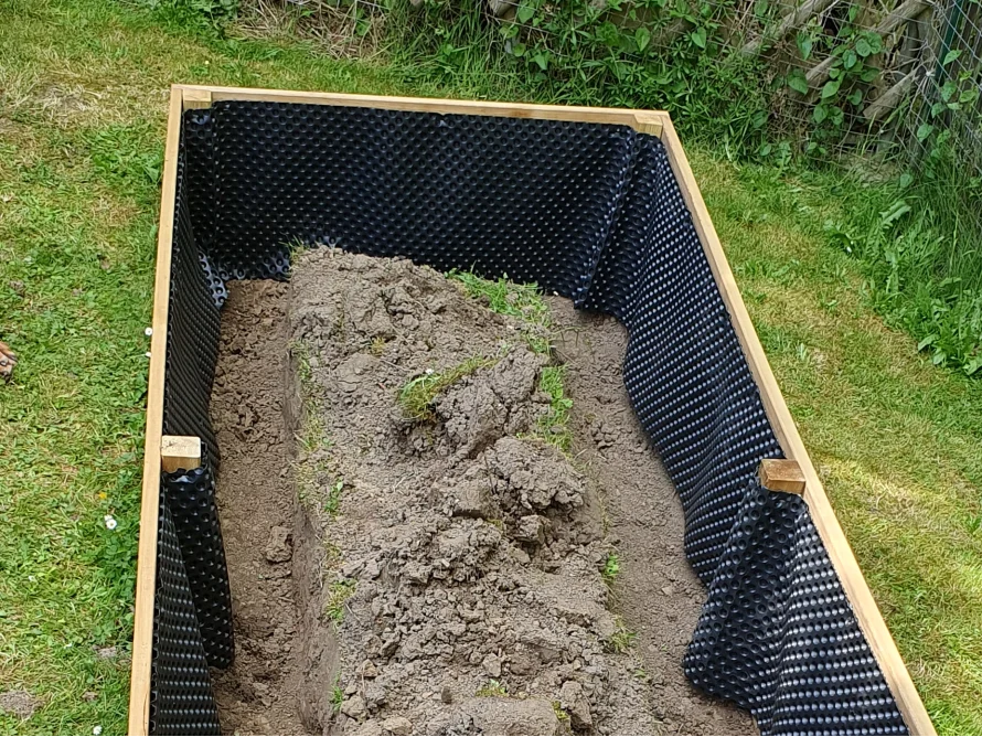 Hochbeet aus Holz mit Teichfolie