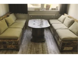 Rustikales Wohnzimmer mit Palettenmöbeln