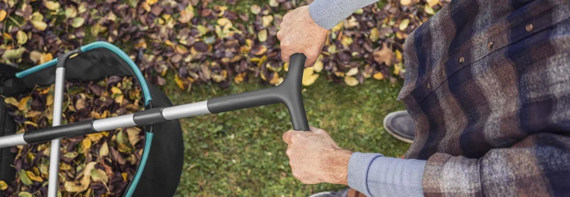 Person schiebt Laubsammler