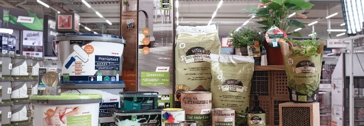 Mehrere Produkte der toom Eigenmarke stehen nebeneinander auf einer Palette