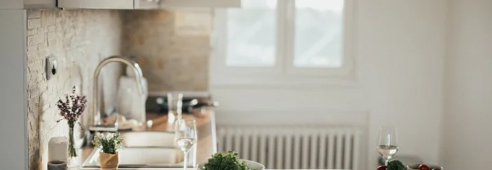 Zutaten und Messer auf Küchentheke