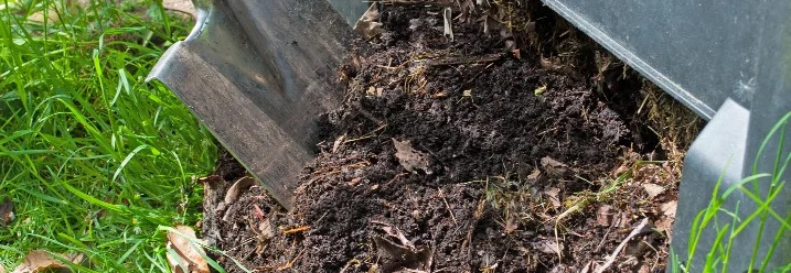 Kompost mit Spaten