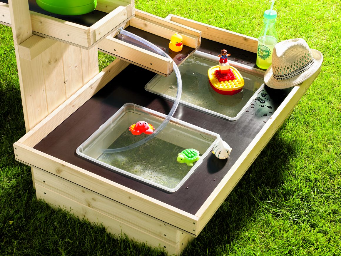 Hölzerner Wasserspieltisch mit Spielzeug