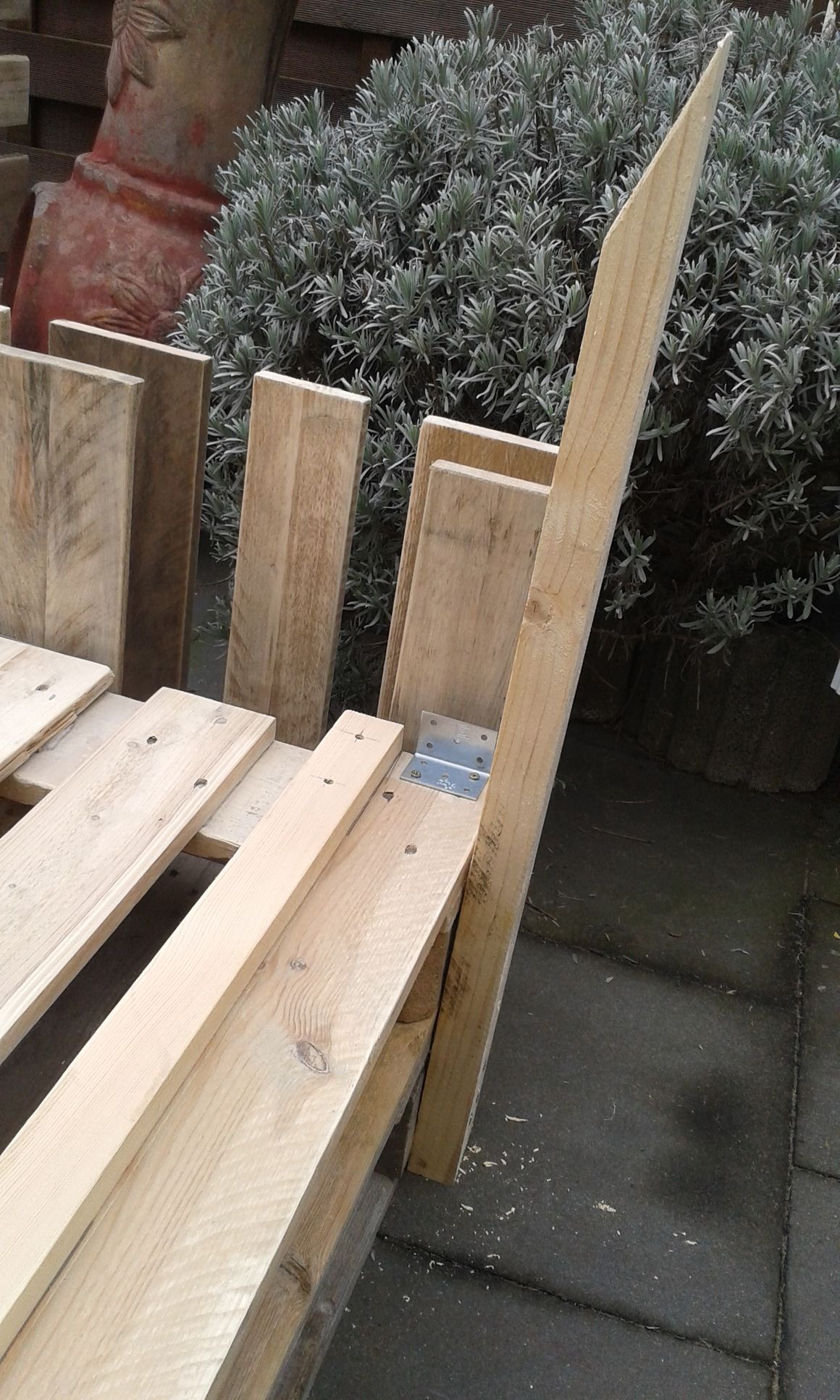 Gartenhaus aus Palettenholz im Bau