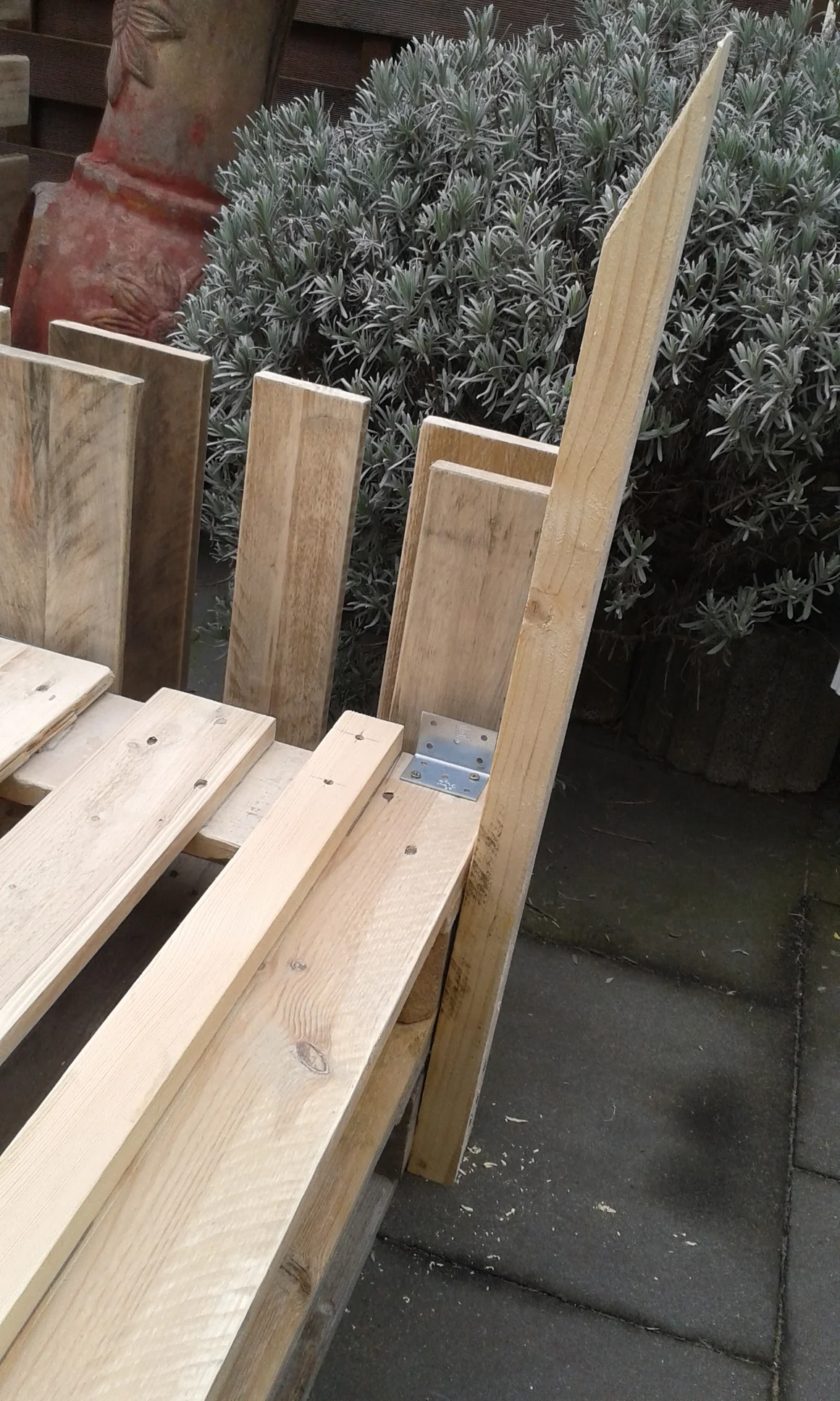 Gartenhaus aus Palettenholz im Bau