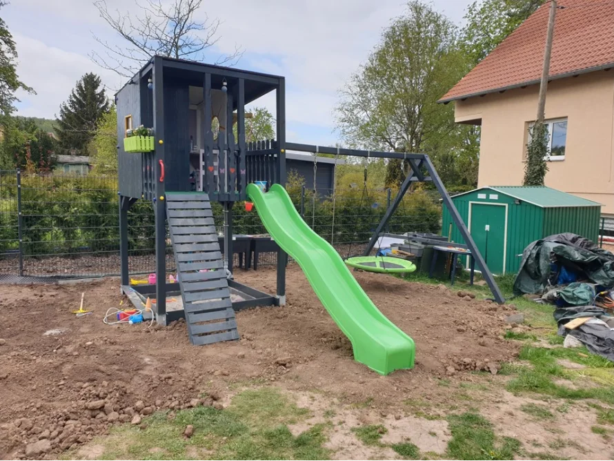 Spielplatz mit Schaukel und Rutsche