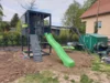 Spielplatz mit Schaukel und Rutsche