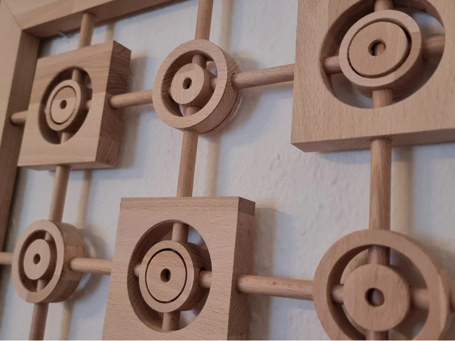 Abstraktes Holzmuster an der Wand