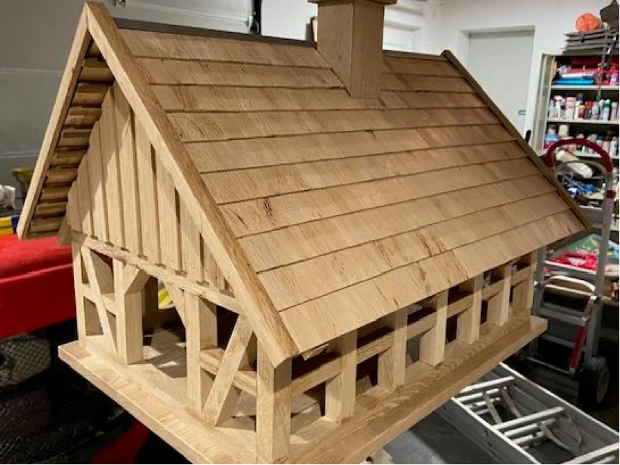 Vogelhaus aus Holz mit Schindeldach