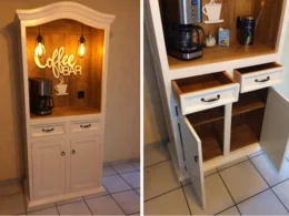 Weißer Küchenschrank mit Kaffeebar-Dekoration