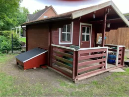 Gartenhaus aus Holz mit Veranda