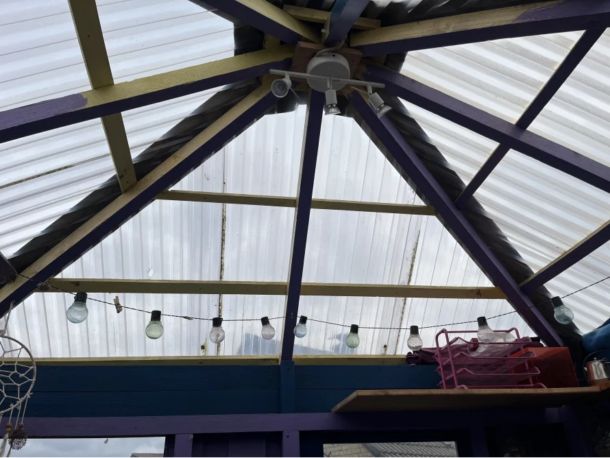 Pavillon mit Lichterkette