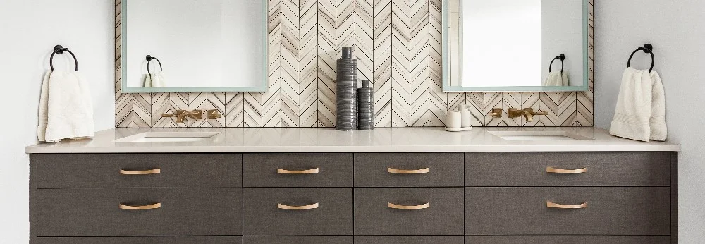 Doppelwaschbecken mit Schubladen und Spiegeln