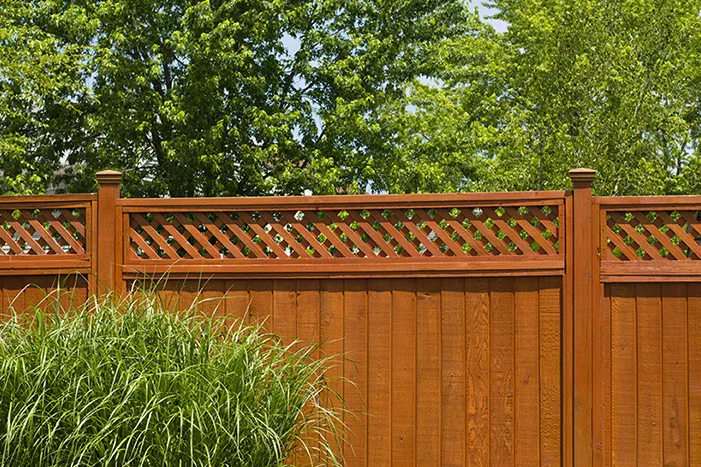 Hölzerner Gartenzaun mit Gitter