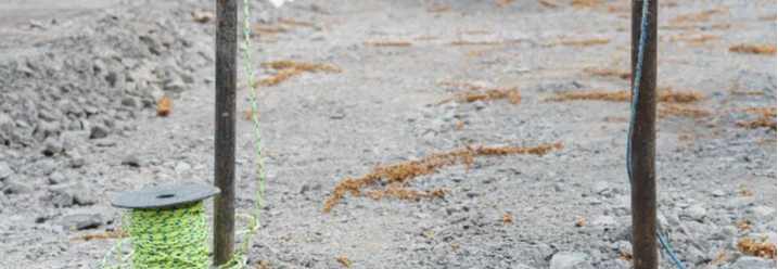 Schnur und Pfosten auf Baustelle