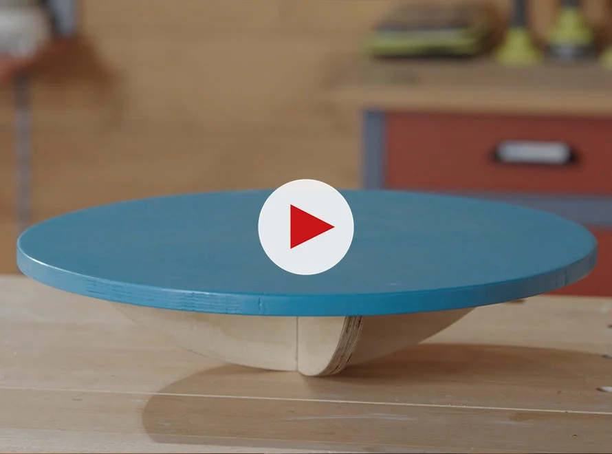 Rundes blaues Balance Board aus Holz