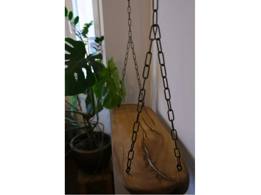 Hängeregal aus Holz mit Kette