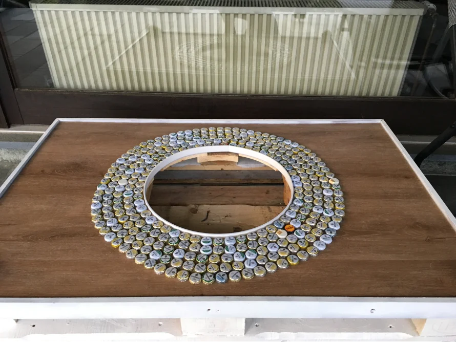 Tischplatte mit Kronkorkenmuster