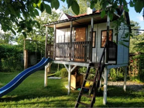 Spielhaus aus Holz mit Rutsche