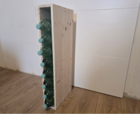 Hölzerner Flaschenhalter mit Glasflaschen