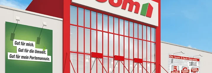 Fassade eines toom Baumarktes mit Werbeslogans