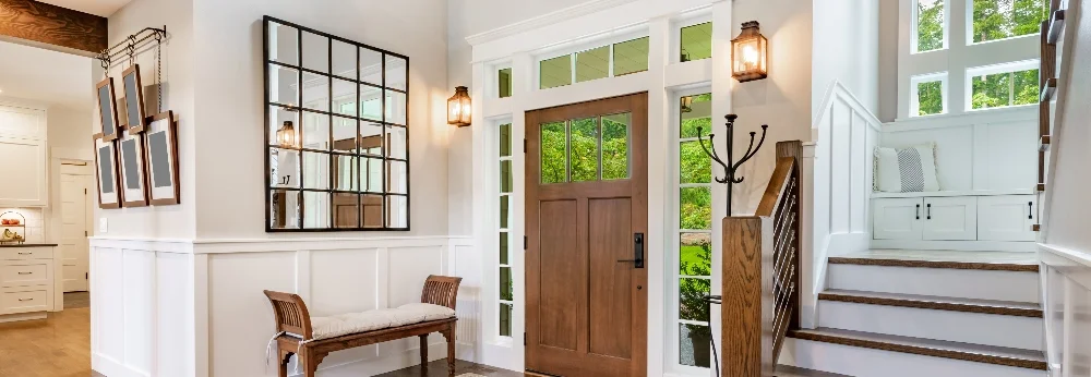 Heller Eingangsbereich mit Holztreppe