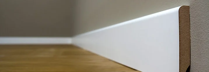 Weiße Fußleiste an einer Wand.