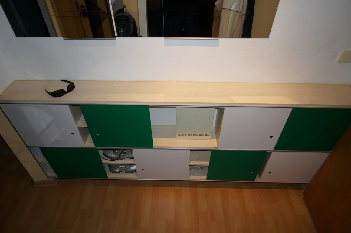 Schuhschrank mit Schiebetüren