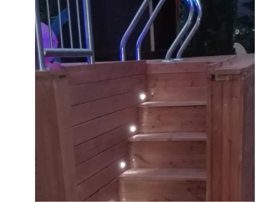 Holztreppe mit Beleuchtung