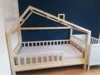 Kinderbett aus Holz in Form eines Hauses