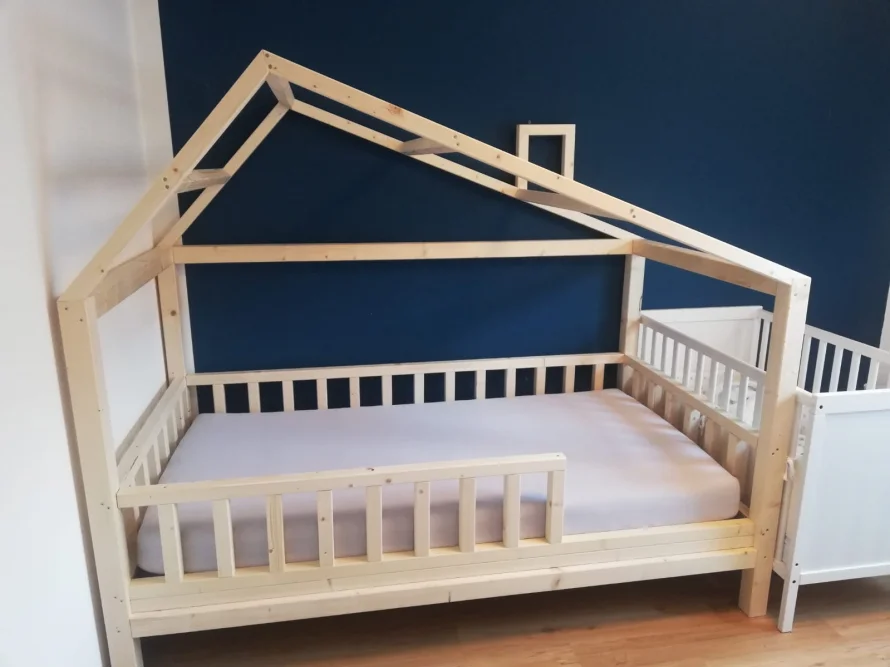 Kinderbett aus Holz in Form eines Hauses