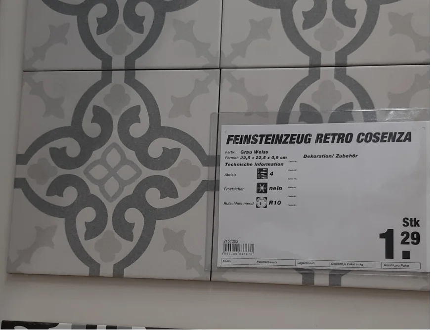 Graue und weiße Fliesen mit Muster