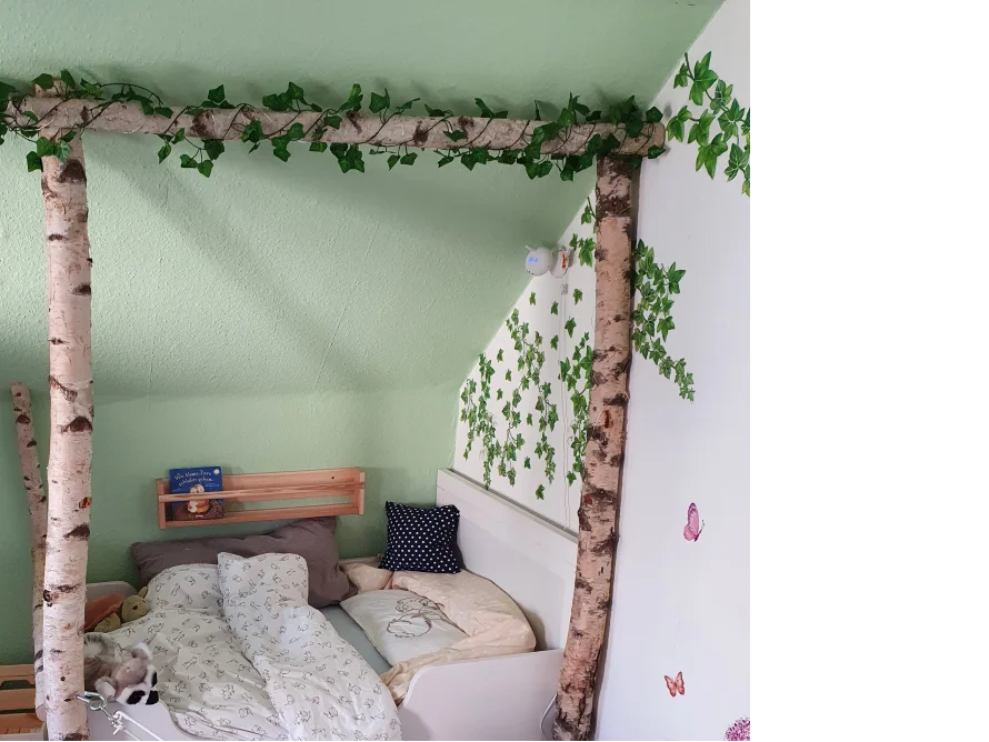 Kinderzimmer mit Birkenstämmen und Efeuranken