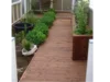 Holzweg in einem Garten