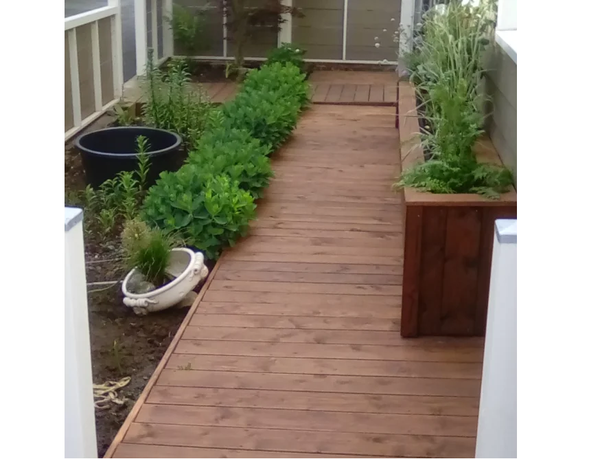 Holzweg in einem Garten