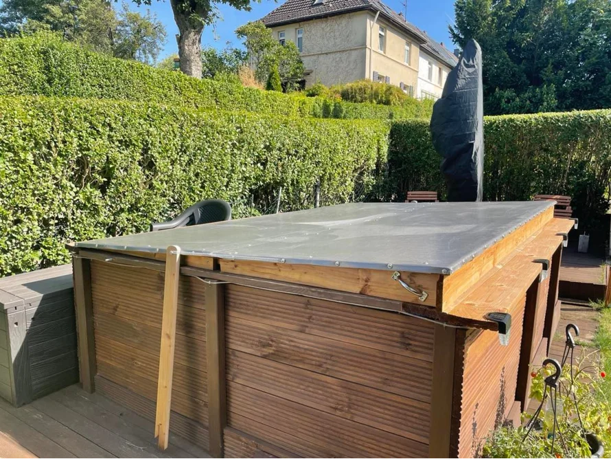 Gartenhaus mit grauer Plane