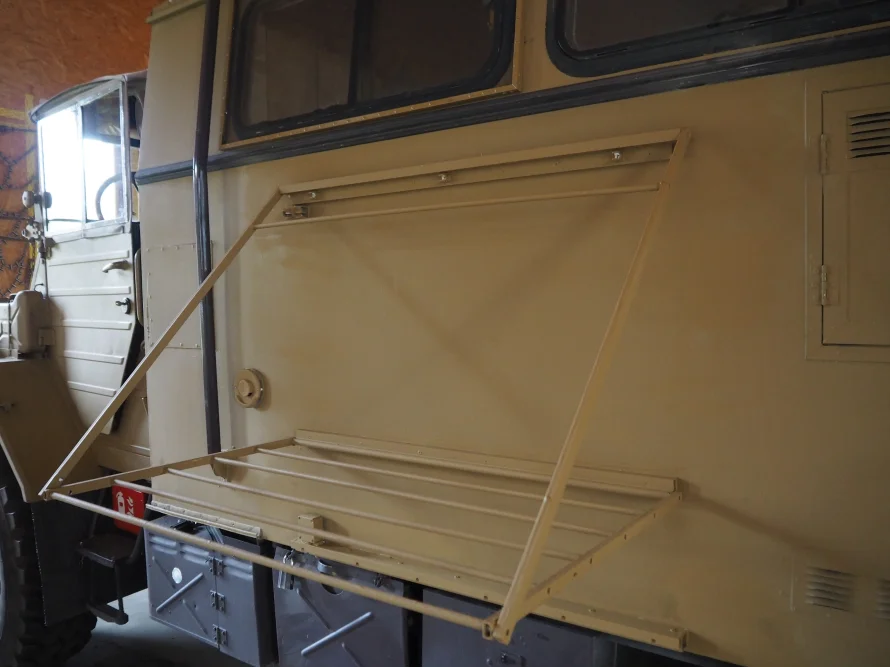 Ein klappbares Trockengestell an einem Fahrzeug.