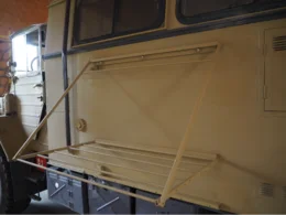 Ein klappbares Trockengestell an einem Fahrzeug.