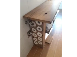 Regal mit Toilettenpapierhalter