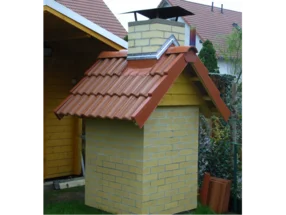 Unfertiger gelber Ziegelgrill mit Schornstein