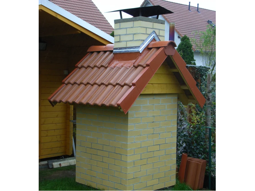 Unfertiger gelber Ziegelgrill mit Schornstein