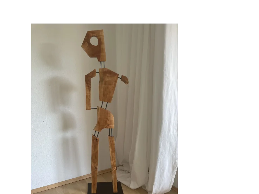Abstrakte Holzfigur mit Metallverbindungen