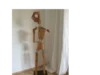 Abstrakte Holzfigur mit Metallverbindungen